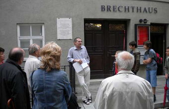 Vor dem Brechthaus, auf der Suche nach dem Täufer-Haus Vor dem Brechthaus, auf der Suche nach dem Täufer-Haus