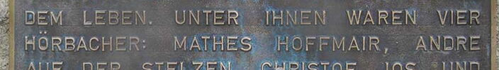 Messingtafel erinnert an die Namen der hingerichteten Dorfbewohner Messingtafel erinnert an die Namen der hingerichteten Dorfbewohner