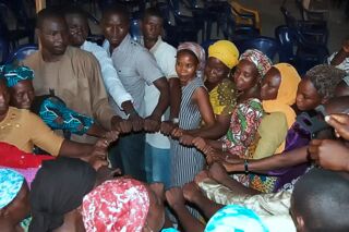 Friedenskreis bei Traumaworkshop in Nordostnigeria